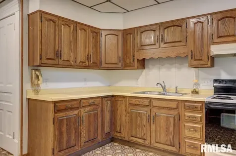 802 4TH Street W Sterling IL 61081