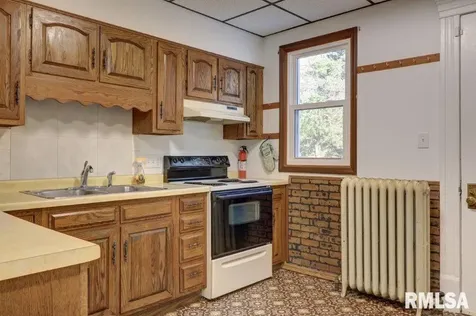 802 4TH Street W Sterling IL 61081