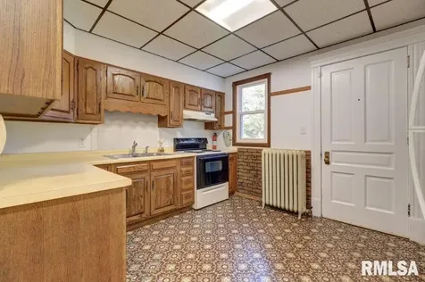 802 4TH Street W Sterling IL 61081