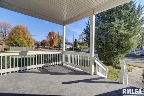 802 4TH Street W Sterling IL 61081