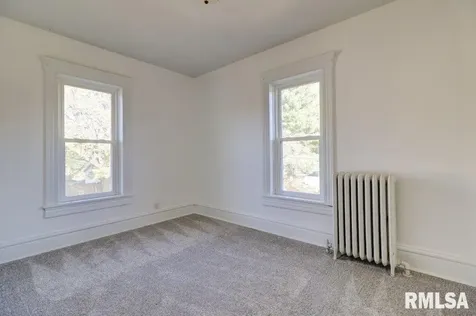 802 4TH Street W Sterling IL 61081