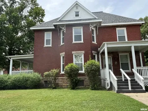 802 4TH Street W Sterling IL 61081