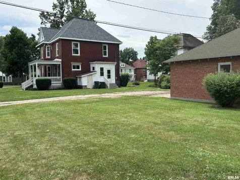 802 4TH Street W Sterling IL 61081