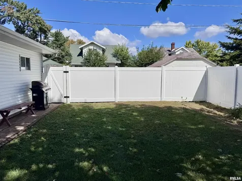 1415 4TH Street Fulton IL 61252