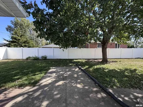1415 4TH Street Fulton IL 61252