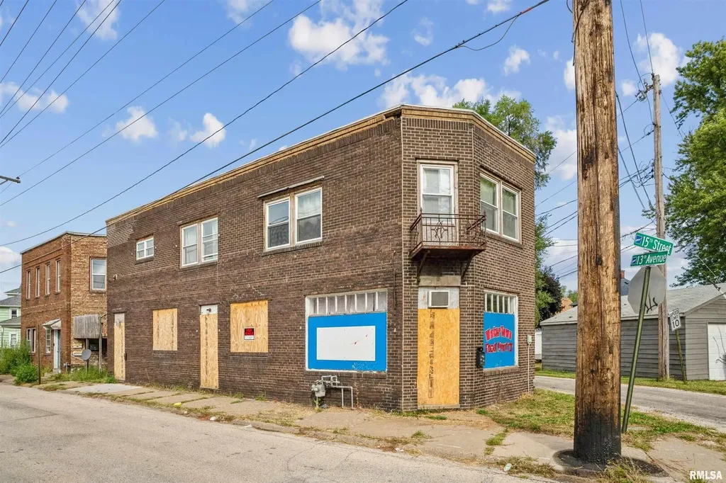 1365 1/2 13TH Avenue East Moline IL 61244
