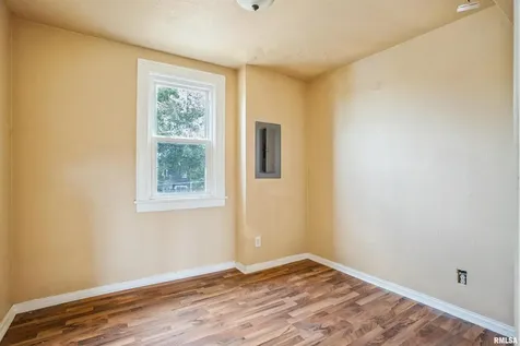1365 1/2 13TH Avenue East Moline IL 61244