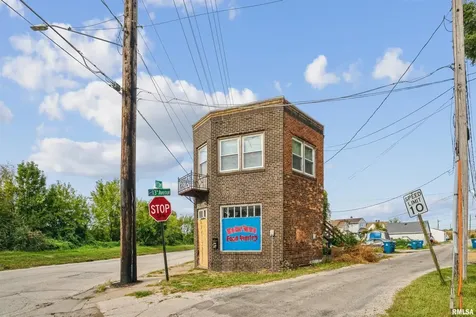1365 1/2 13TH Avenue East Moline IL 61244
