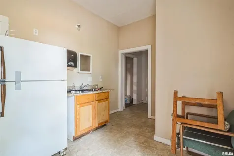 1365 1/2 13TH Avenue East Moline IL 61244