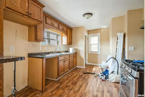 1365 1/2 13TH Avenue East Moline IL 61244