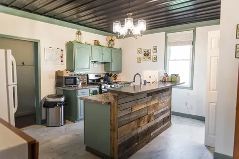 2048 Oak Street Quincy IL 62301