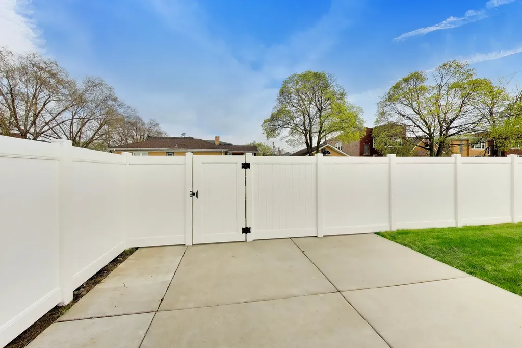 5921 North Melvina Avenue Chicago IL 60646