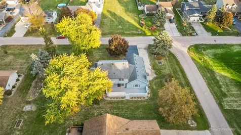 1045 Linda Lane Lake Holiday IL 60548