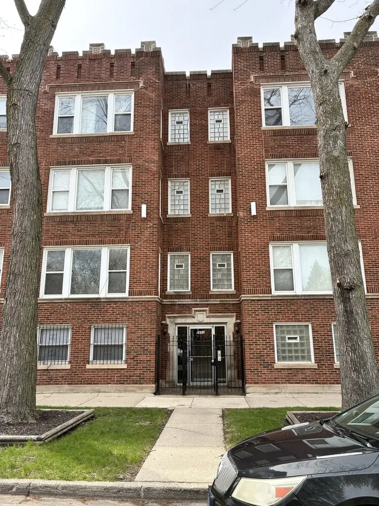 6852 South Dante Avenue Chicago IL 60637