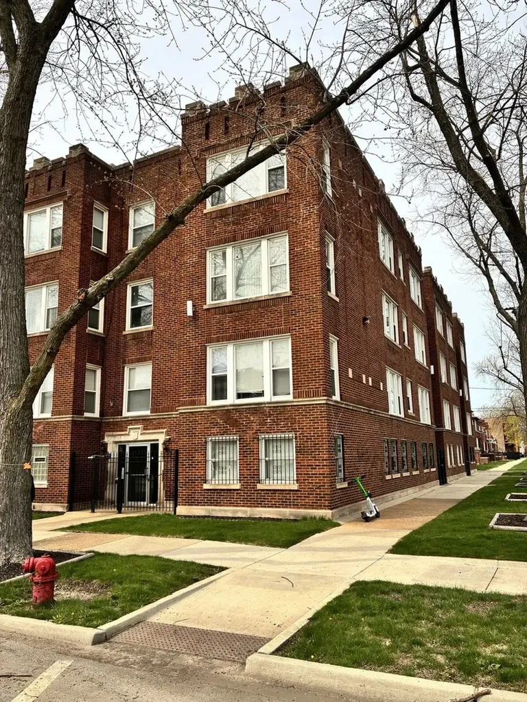 6852 South Dante Avenue Chicago IL 60637
