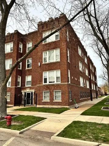 6852 South Dante Avenue Chicago IL 60637