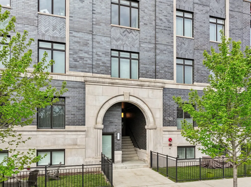 5748 North Hermitage Avenue Chicago IL 60660