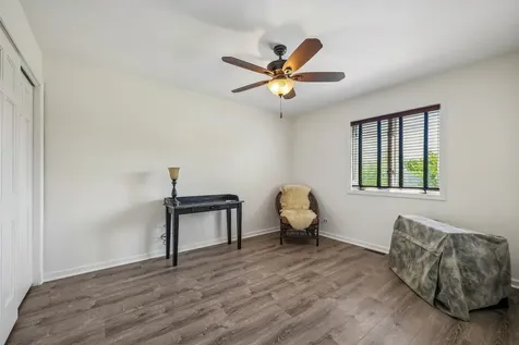 6 Crows Nest Court Third Lake IL 60030
