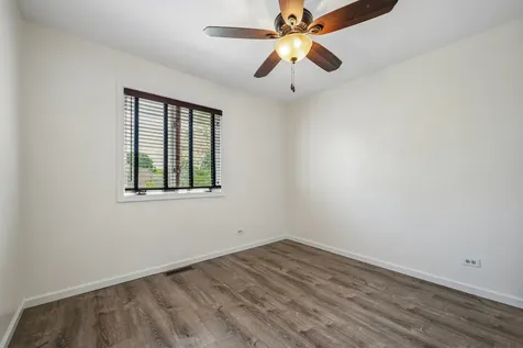 6 Crows Nest Court Third Lake IL 60030