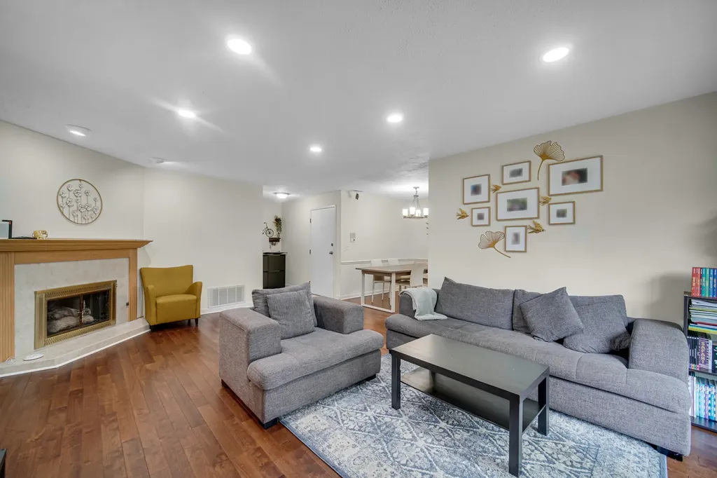 521 Cumberland Trail Roselle IL 60172