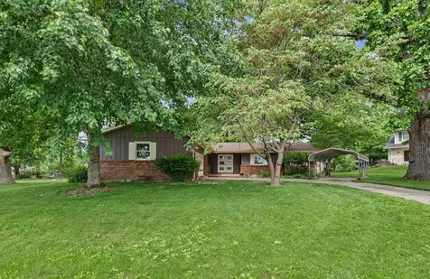 9 Dunlap Woods Sidney IL 61877