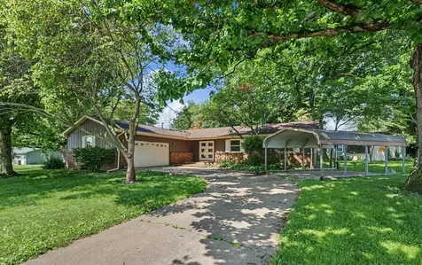 9 Dunlap Woods Sidney IL 61877
