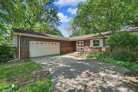 9 Dunlap Woods Sidney IL 61877