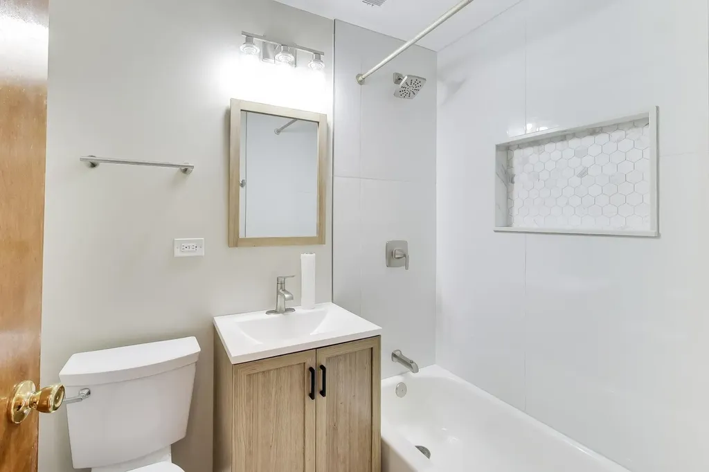 946 West Sheridan Road Chicago IL 60613