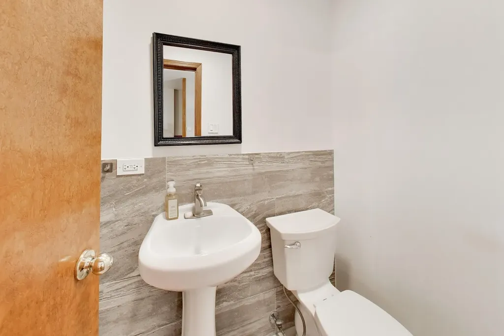 946 West Sheridan Road Chicago IL 60613