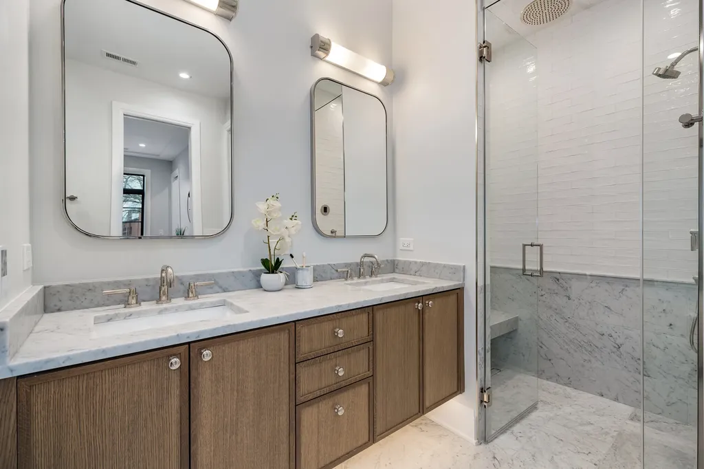 3923 North Janssen Avenue Chicago IL 60613