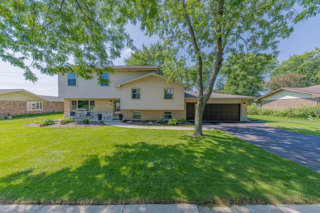 220 Pfaff Drive Frankfort IL 60423
