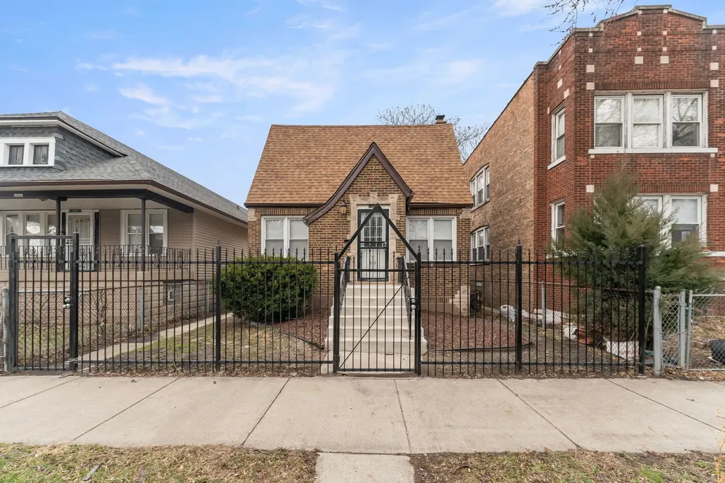12044 South Perry Avenue Chicago IL 60628
