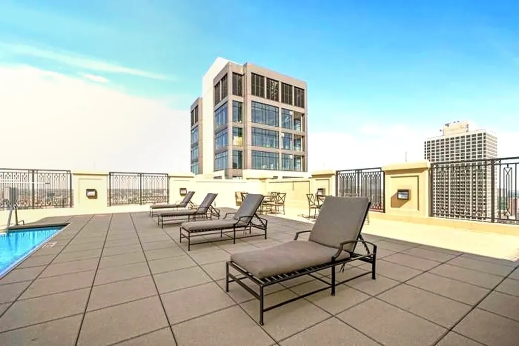 10 East Delaware Place Chicago IL 60611