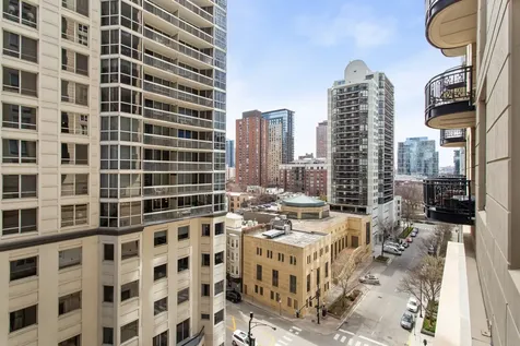 10 East Delaware Place Chicago IL 60611