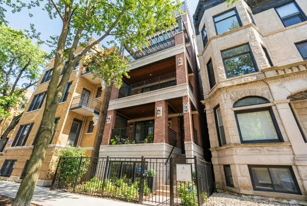 729 West Barry Avenue Chicago IL 60657