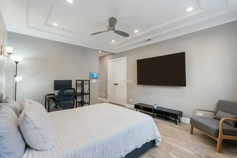 729 West Barry Avenue Chicago IL 60657