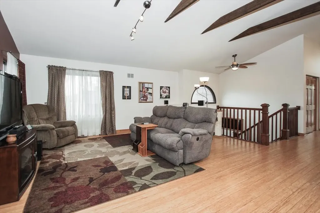 119 Salem Drive S Schaumburg IL 60193
