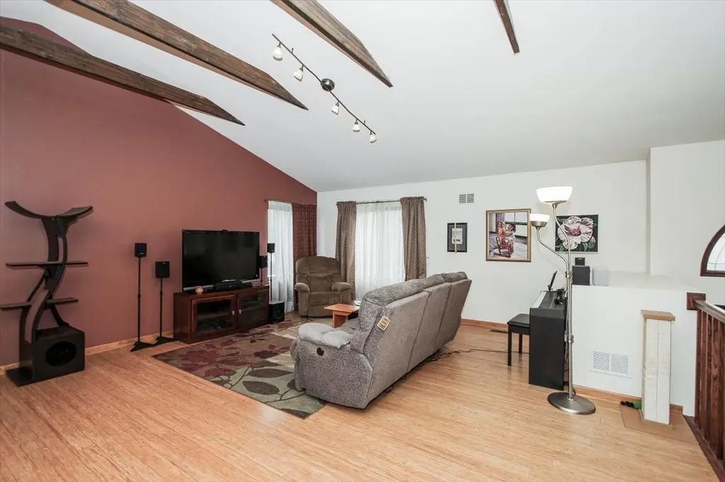 119 Salem Drive S Schaumburg IL 60193