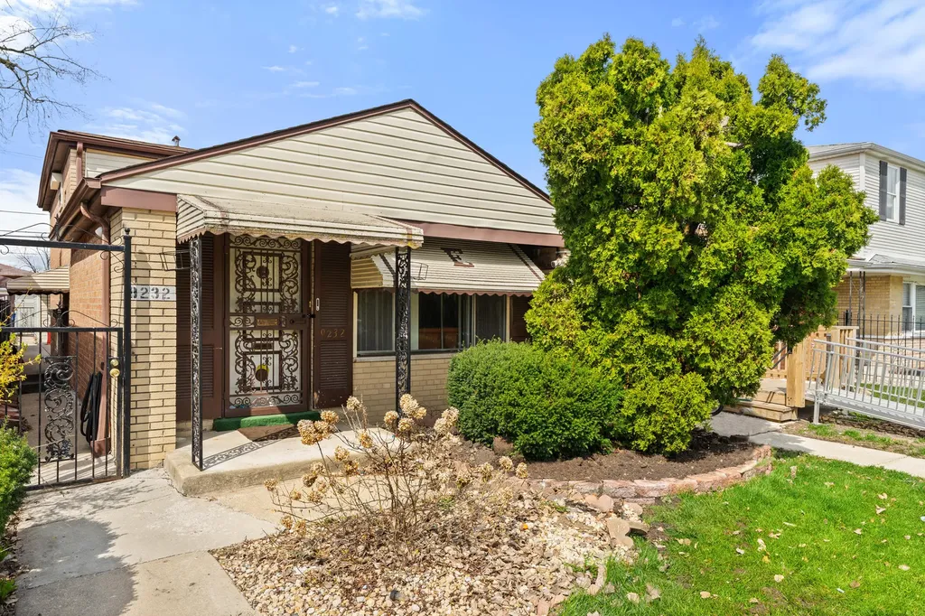 9232 South Eggleston Avenue Chicago IL 60620