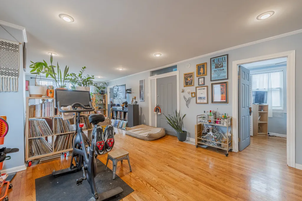 4054 North Western Avenue Chicago IL 60618
