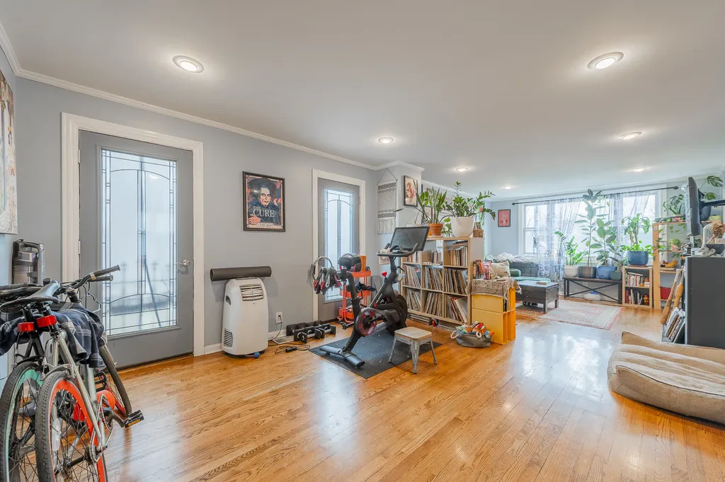 4054 North Western Avenue Chicago IL 60618