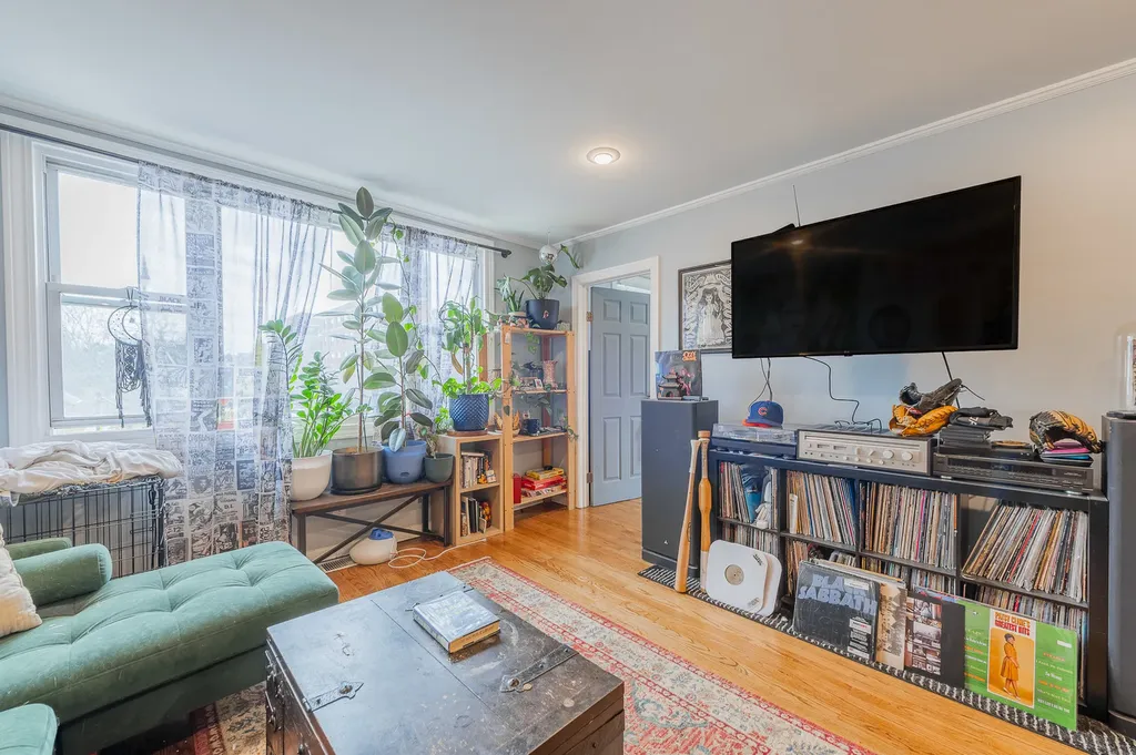 4054 North Western Avenue Chicago IL 60618