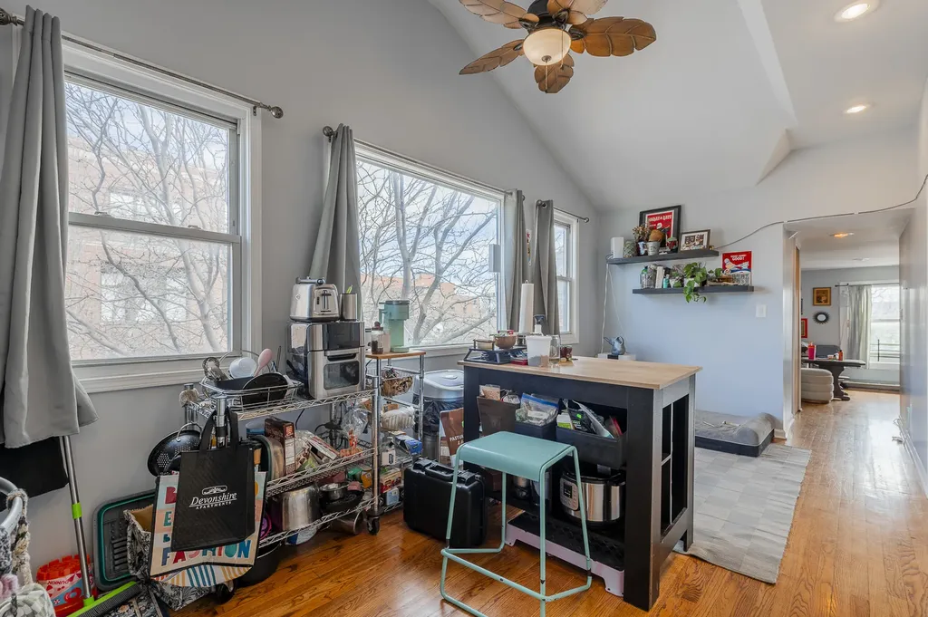 4054 North Western Avenue Chicago IL 60618