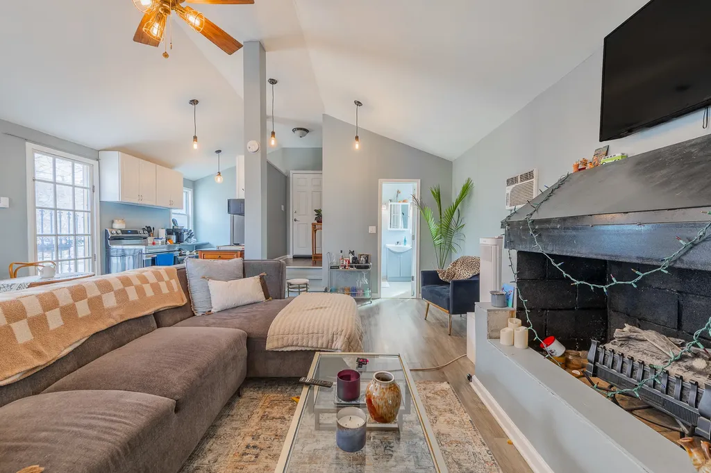 4054 North Western Avenue Chicago IL 60618