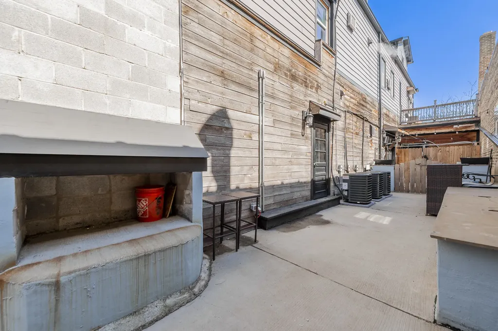 4054 North Western Avenue Chicago IL 60618