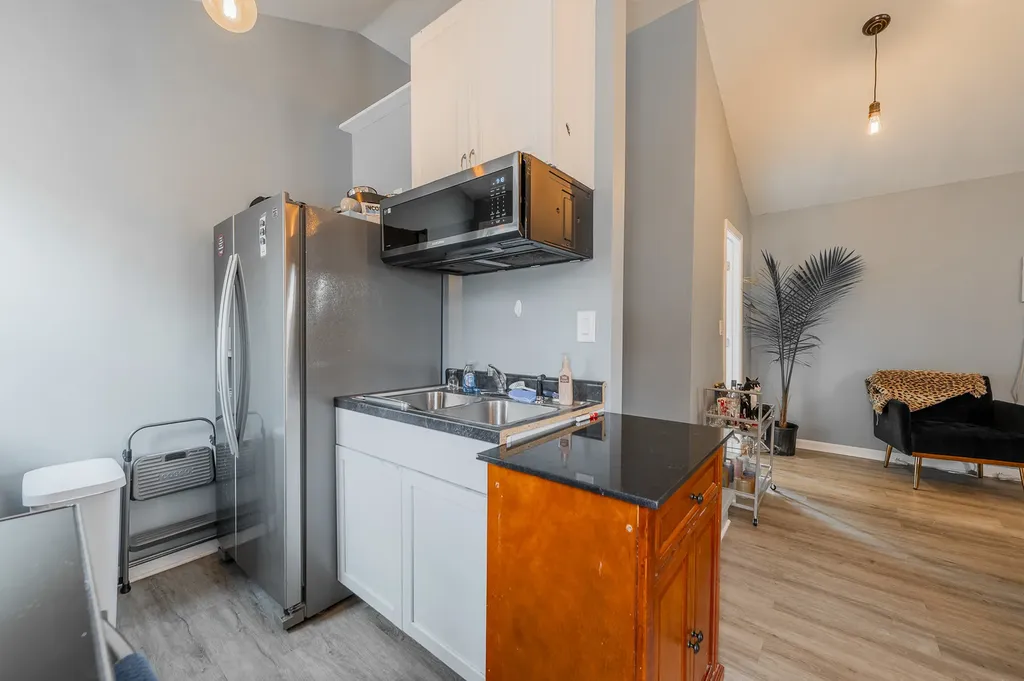 4054 North Western Avenue Chicago IL 60618