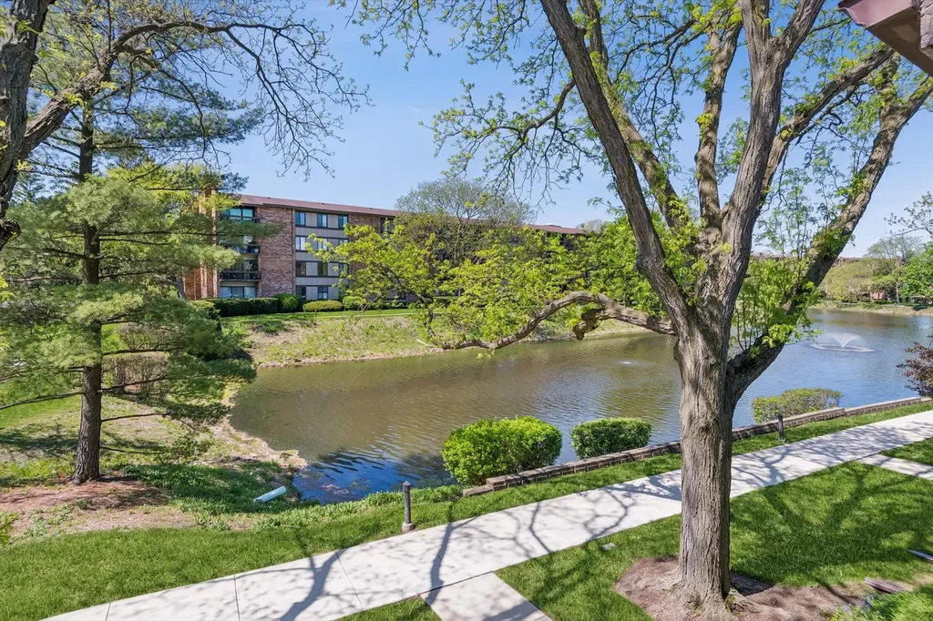 32 Kyle Court Willowbrook IL 60527