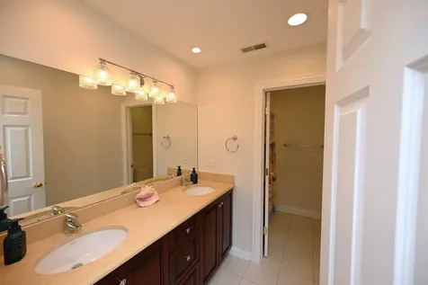 175 Lagoon Drive Northfield IL 60093