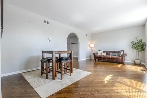 1801 North Dover Court Arlington Heights IL 60004