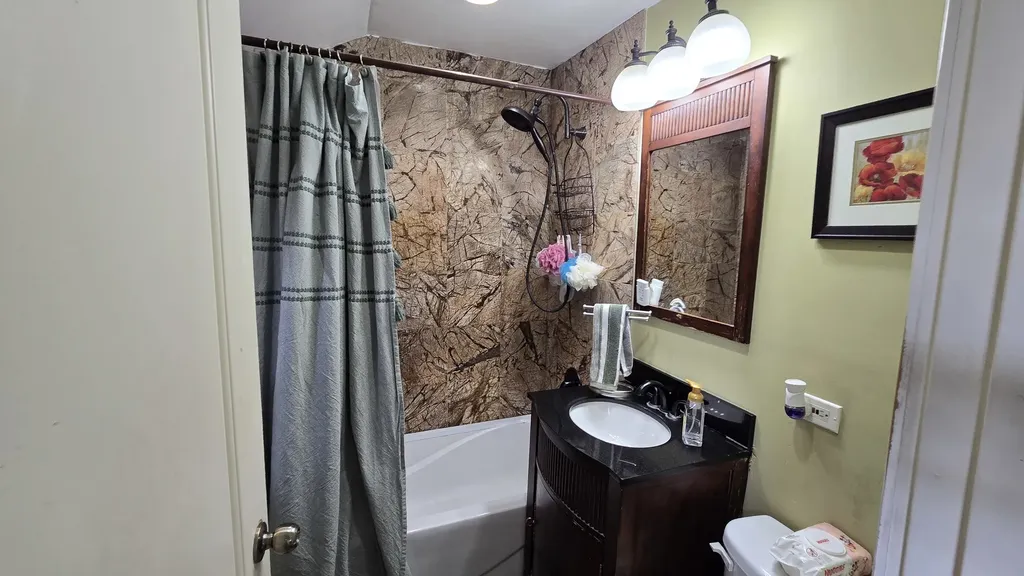 3352 West 84th Street Chicago IL 60652